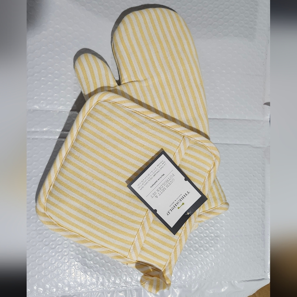 Threshold Striped Yellow & White Oven Mitt and Pot Holder Set - Picture 2 of 6